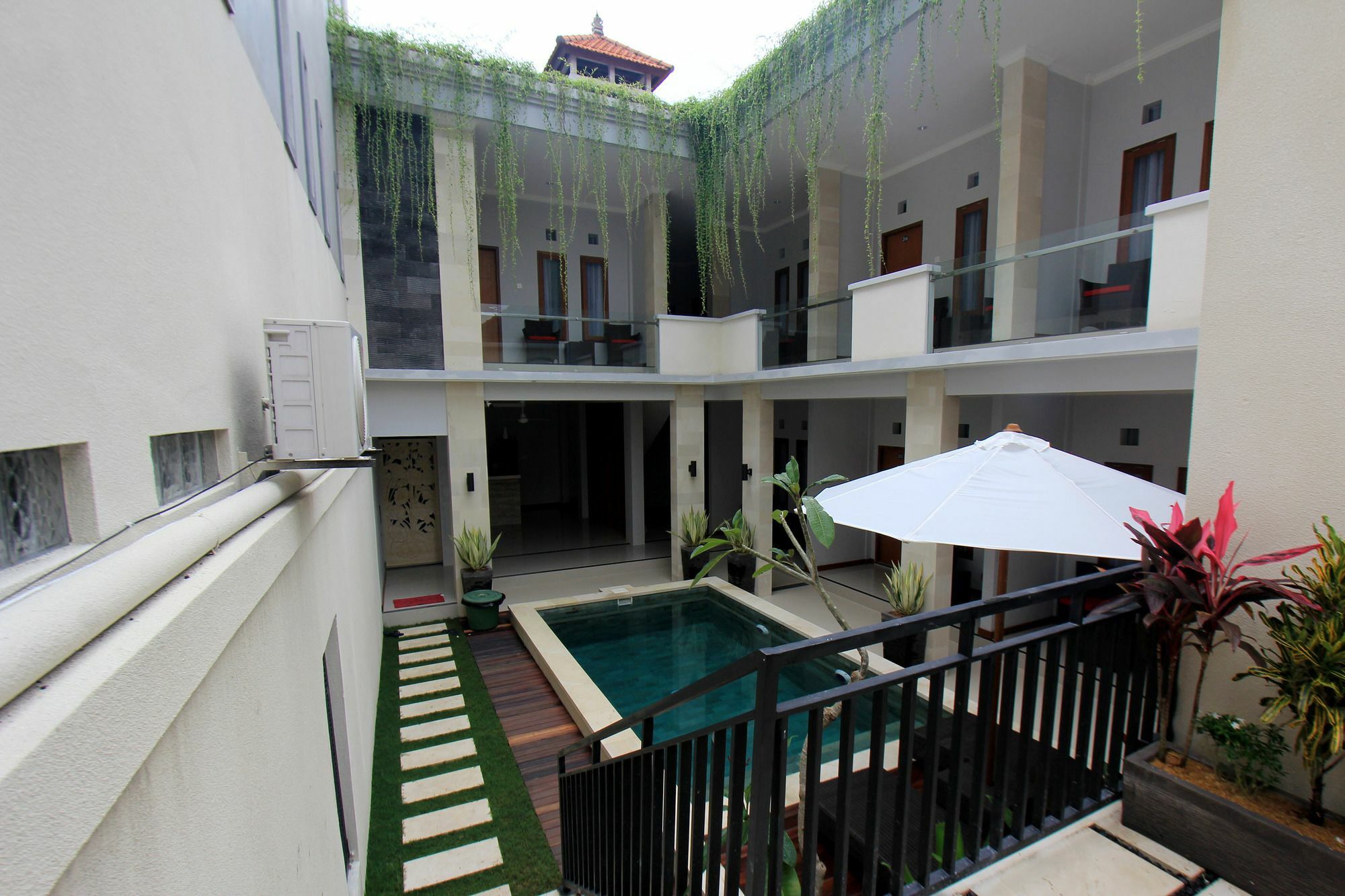 Tom Guest House Легиан Экстерьер фото