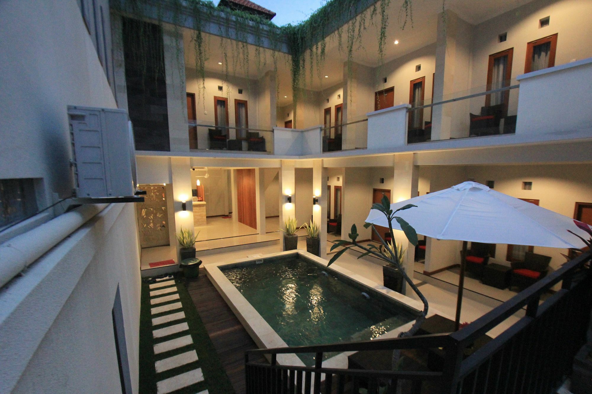 Tom Guest House Легиан Экстерьер фото