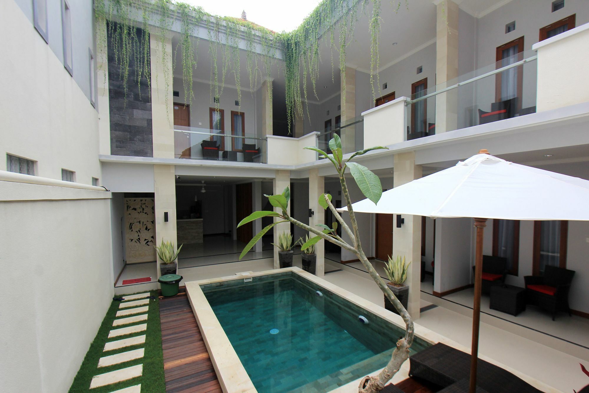 Tom Guest House Легиан Экстерьер фото