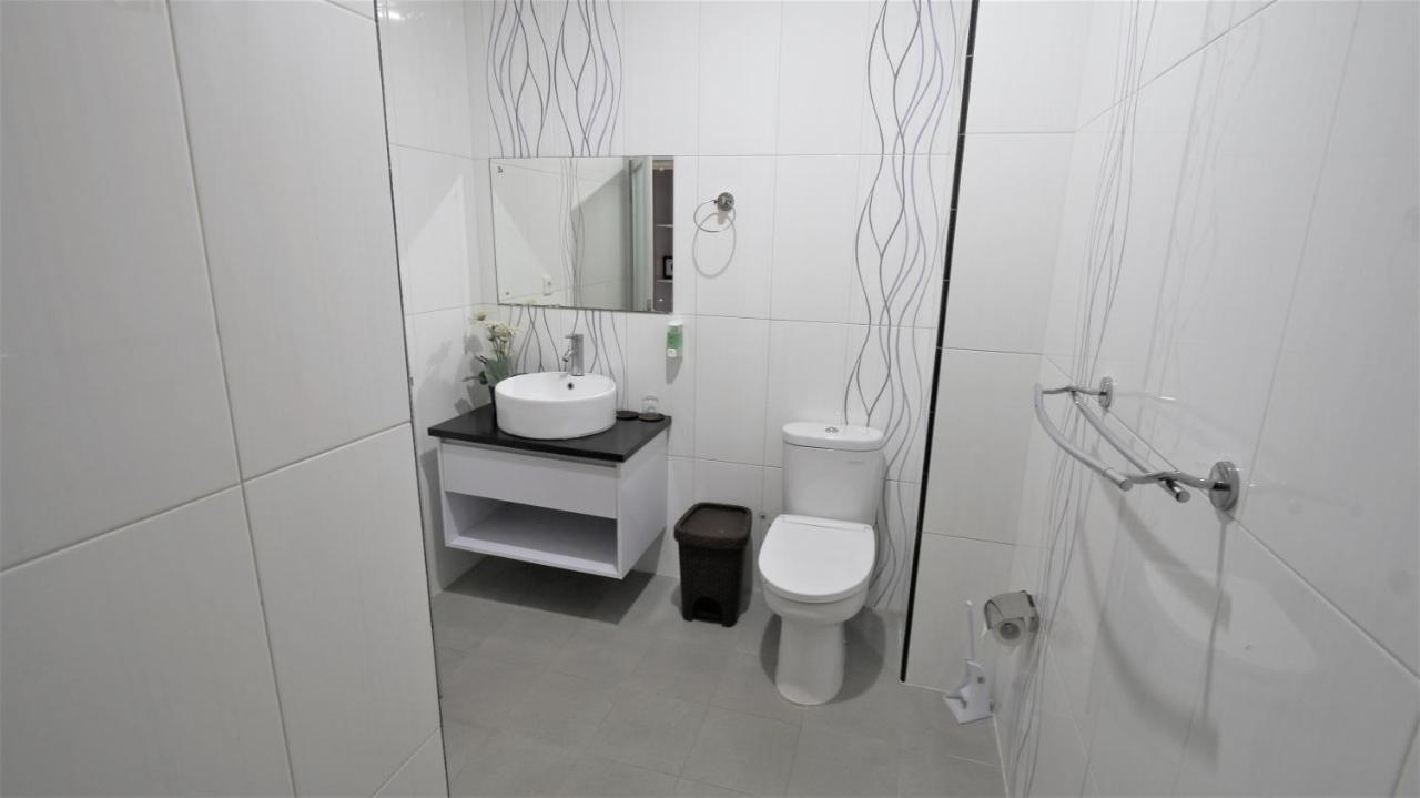 Tom Guest House Легиан Экстерьер фото